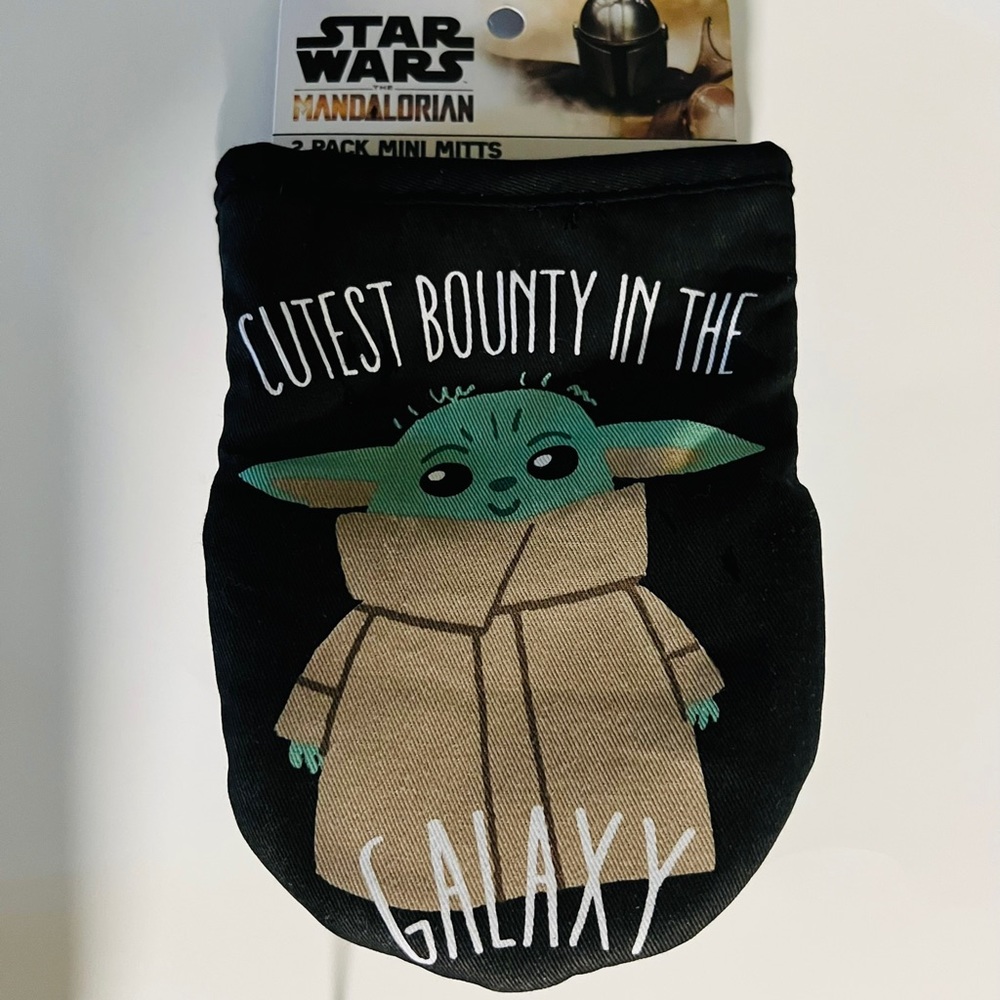 Brand New StarWars Mandalorian Baby Yoda “Cutest Bounty In The Galaxy” Oven Mitt